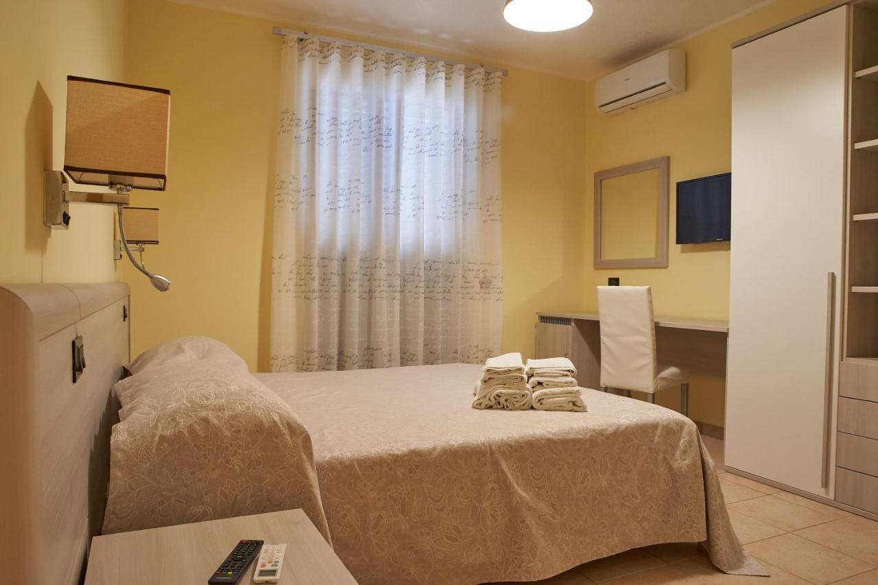 B&B Mary Grace Rossano Stazione Bagian luar foto